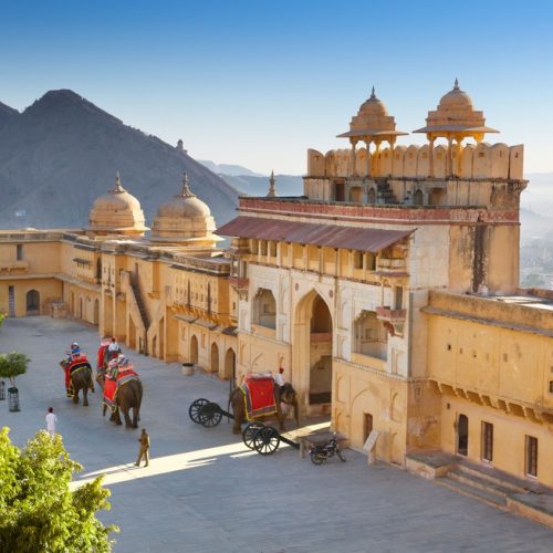 D6XD6R Amber Fort - landscape with elephants on the Jaleb Chowk courtyard and main gate of Amber Fort, Jaipur, Rajasthan, India